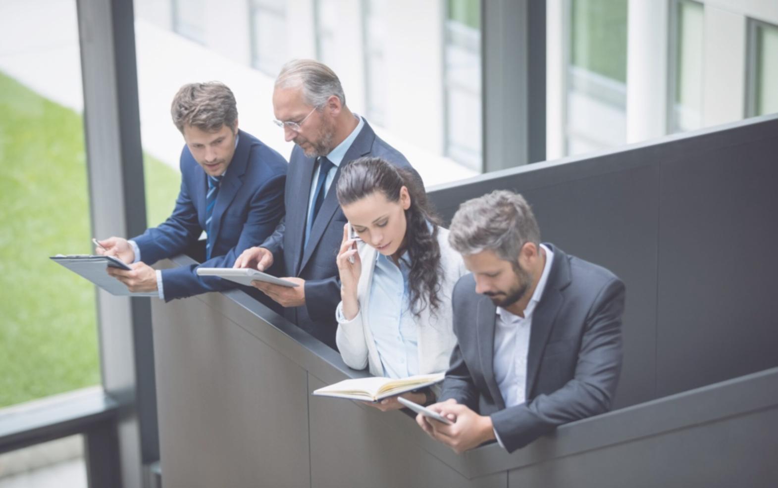 Profissional analisando relatórios financeiros
